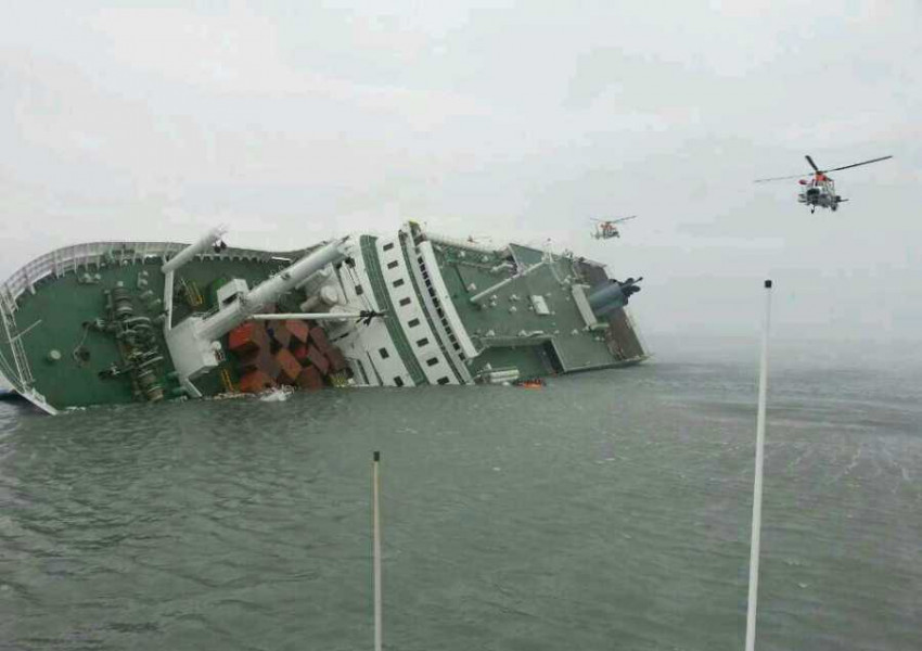 Ферибот с над 200 души се преобърна край Филипините