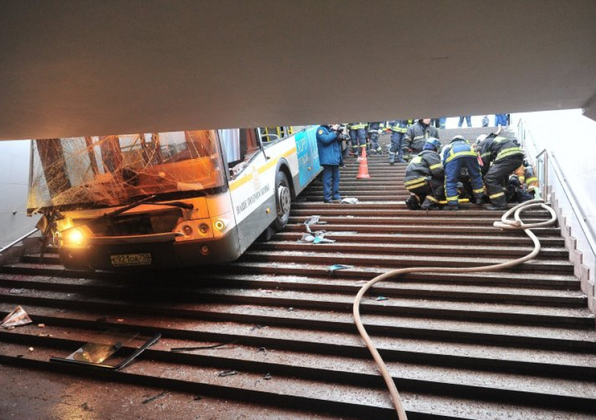 Трагедия в Русия! Автобус се вряза в група пешеходци