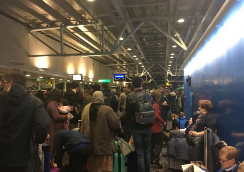 Хаос на Станстед! Стотици изкараха нощта в чакане на полетите си!