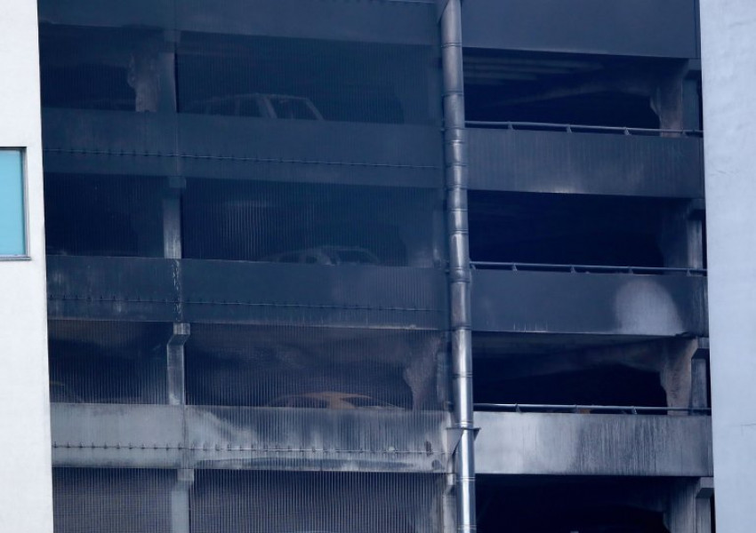 Шокиращ пожар в паркинг в Ливърпул! Унищожени са 1,600 коли!