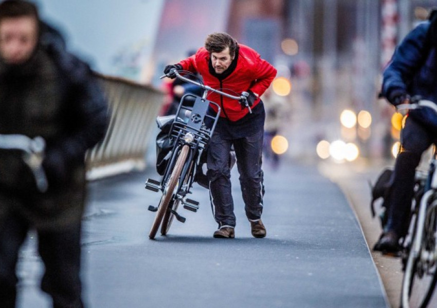 Силен вятър парализира Западна Европа