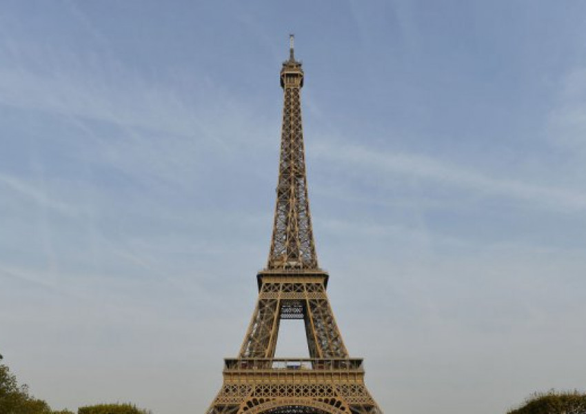 Затвориха Айфеловата кула заради буря   