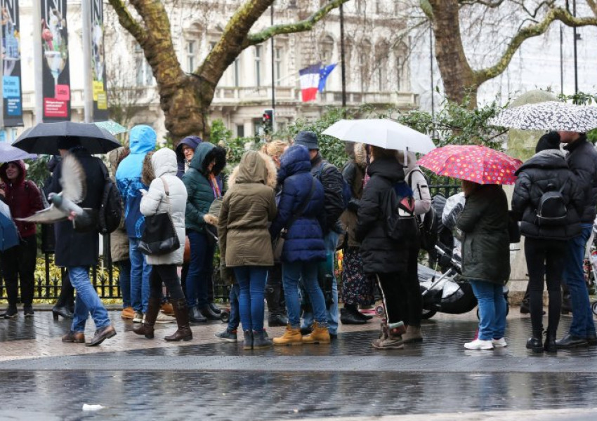 Лондончани посрещат вечерта на Свети Валентин с дъжд