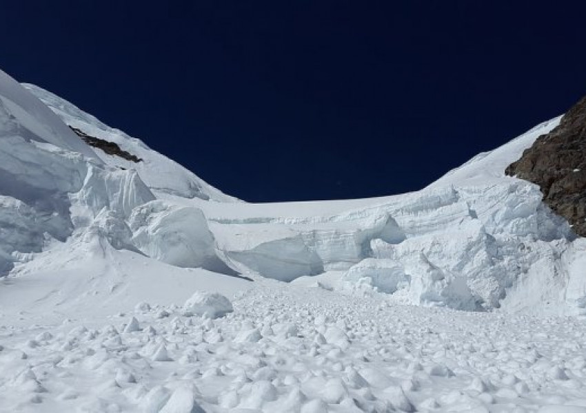 Десетима бяха затрупани от лавина в Швейцария  