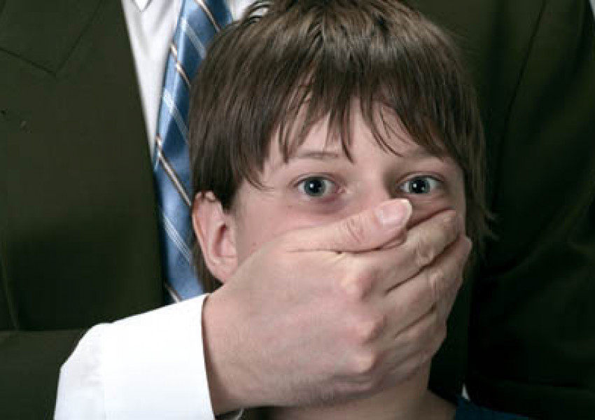 Педофили насилвали 1000 момичета в Англия 40 г.