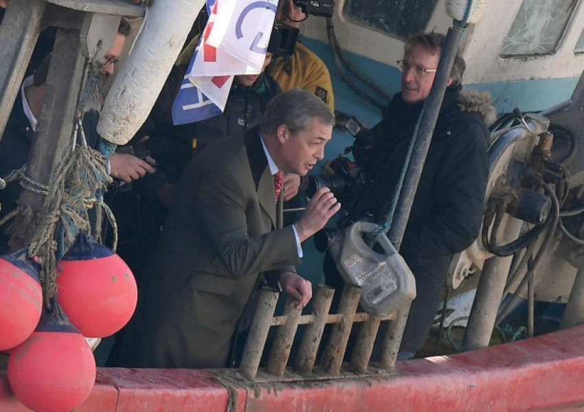 Фараж и рибари протестираха срещу ЕС и Лондон с хвърляне на риба в Темза