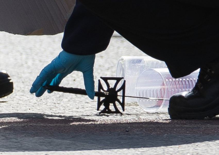 Мъж атакува полицаи в Манчестър със сабя