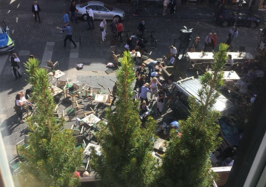 Кола се вряза в група пешеходци в Германия