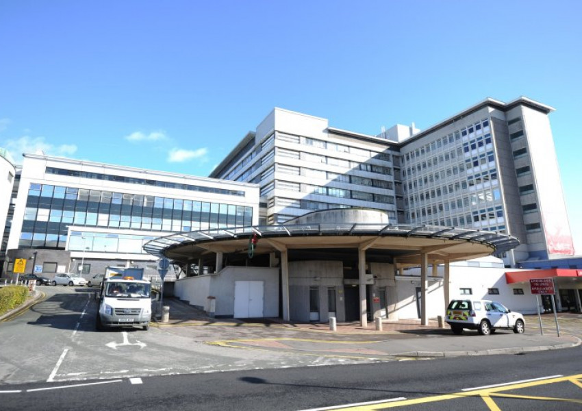 Албанка преметна NHS за операция за 72 хиляди паунда, използвала фалшиво ID