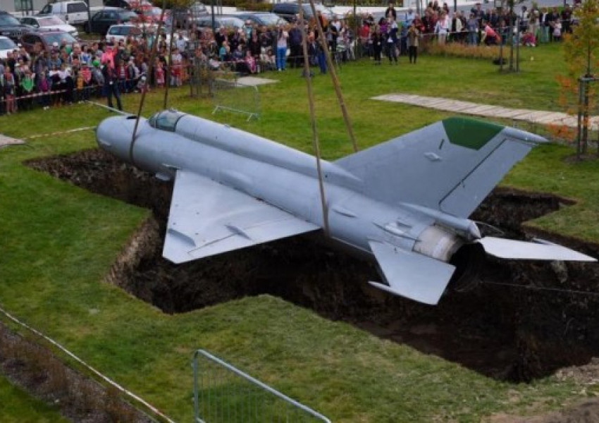 Британец погребва самолети. Вече са три!  