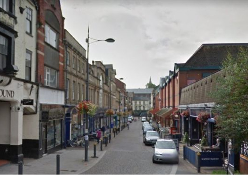 Кола се вряза в група хора в Нюпорт