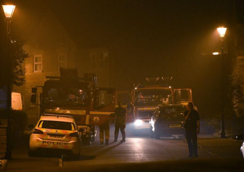 Огромен пожар евакуира десетки сгради във Великобритания