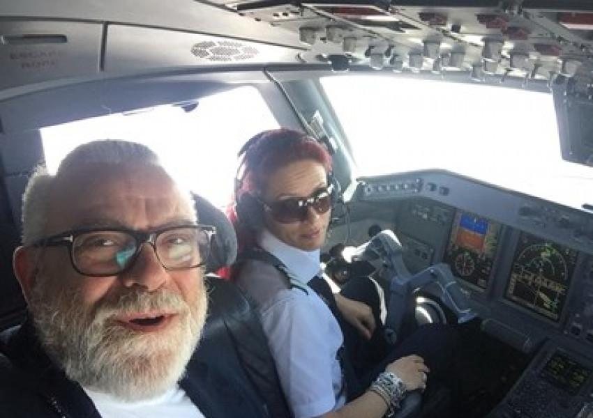 Владо Пенев в пилотската кабина на самолета от Лондон