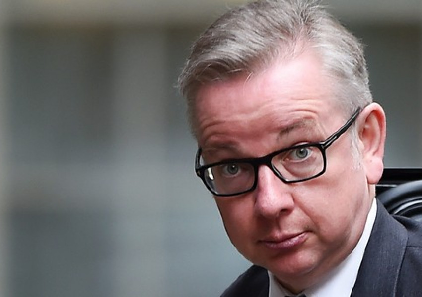 Британски министър побесня, къса правителствен документ