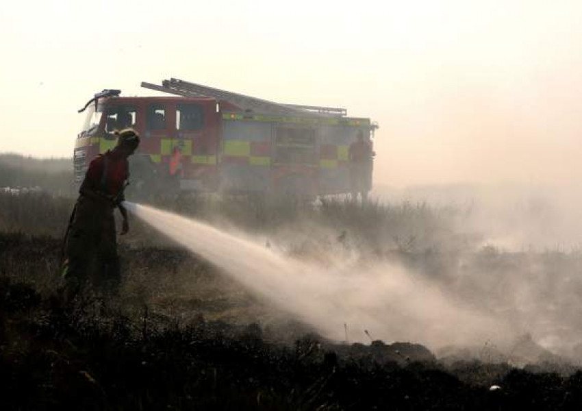 Огнеборци все още потушават страшния пожар в Lancashire