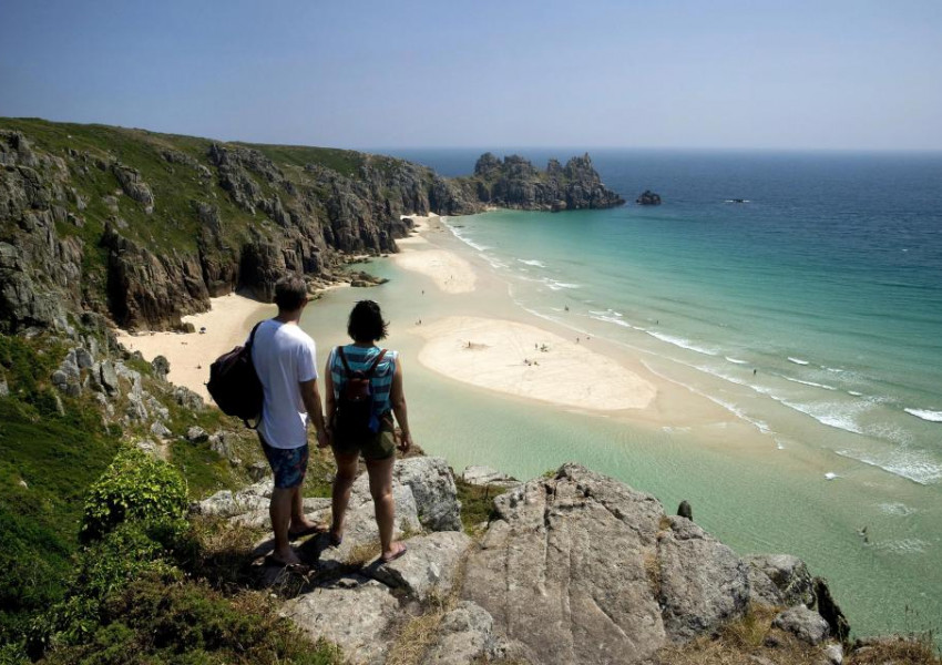 Заради жегата: Британските плажове се превърнаха в тропически рай (СНИМКИ)