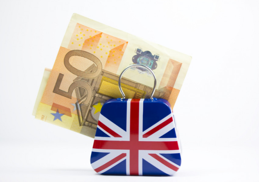 Паундът отново с лек спад