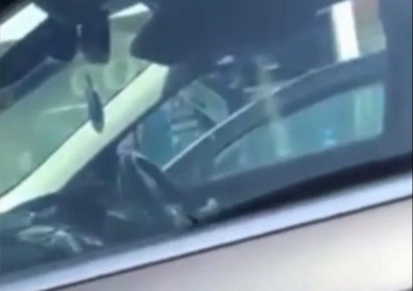 Дядо заряза бебе в нагорещена кола, отиде да пазарува в "Теско" (ВИДЕО)