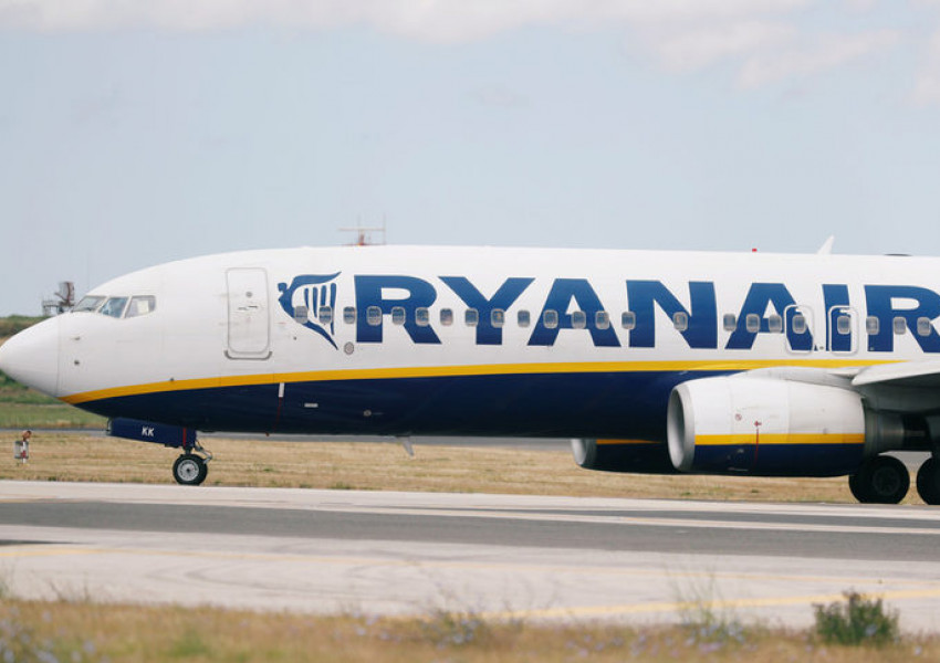 Самолет на "Райнеър" се запали заради телефон