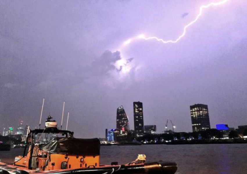 След страшните жеги, започват бури и проливни валежи