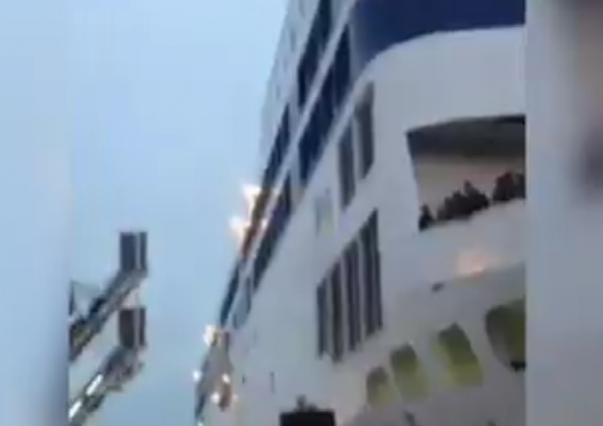 Бежанци щурмуваха английски ферибот при Кале (ВИДЕО)