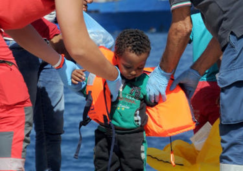 Наш кораб спаси 900 бежанци