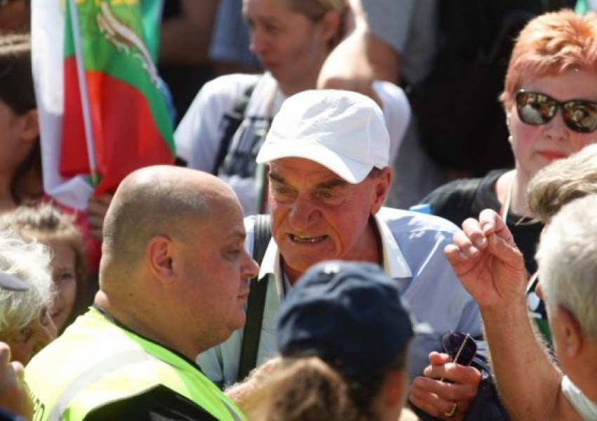 Продължава протестът пред Народното събрание