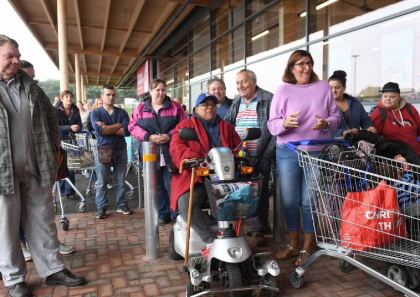 Седем часа опашки пред новия евтин магазин "Джакс" (СНИМКИ)