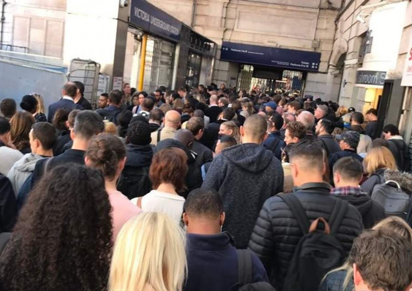 И днес ад в метрото, евакуират и други станции