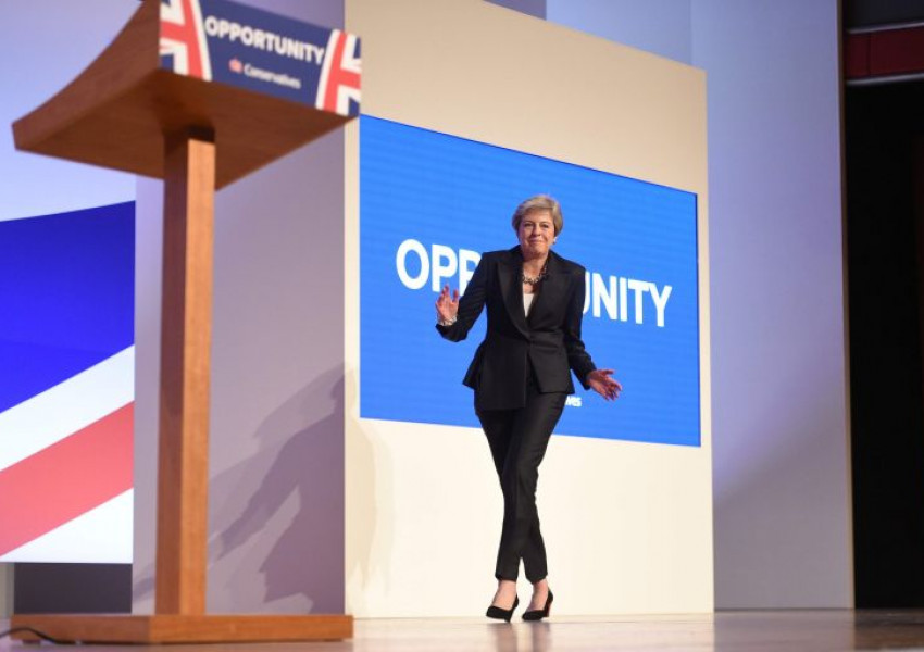 Тереза Мей се разтанцува и на конференцията на торите (ВИДЕО)