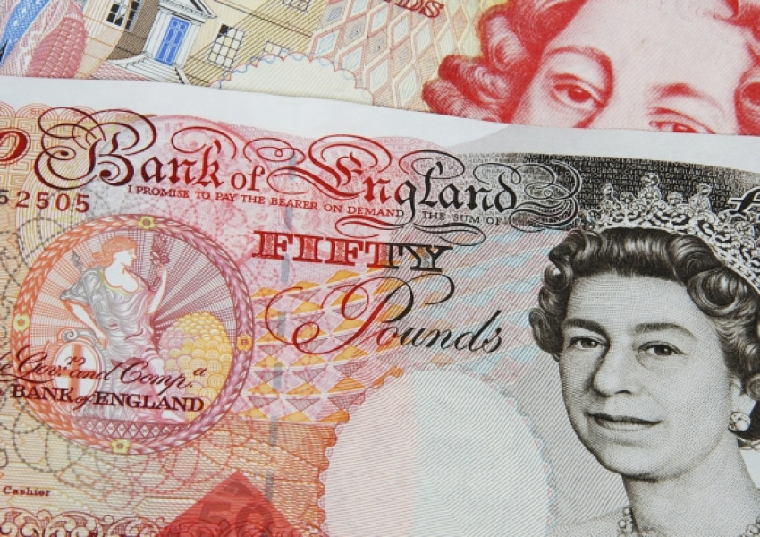 Намаляването на заплатите на Острова е спасило стотици хиляди работни места