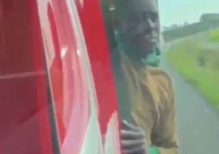 Британски тираджии се гаври с мигранти, качили се в камиона му (ВИДЕО)