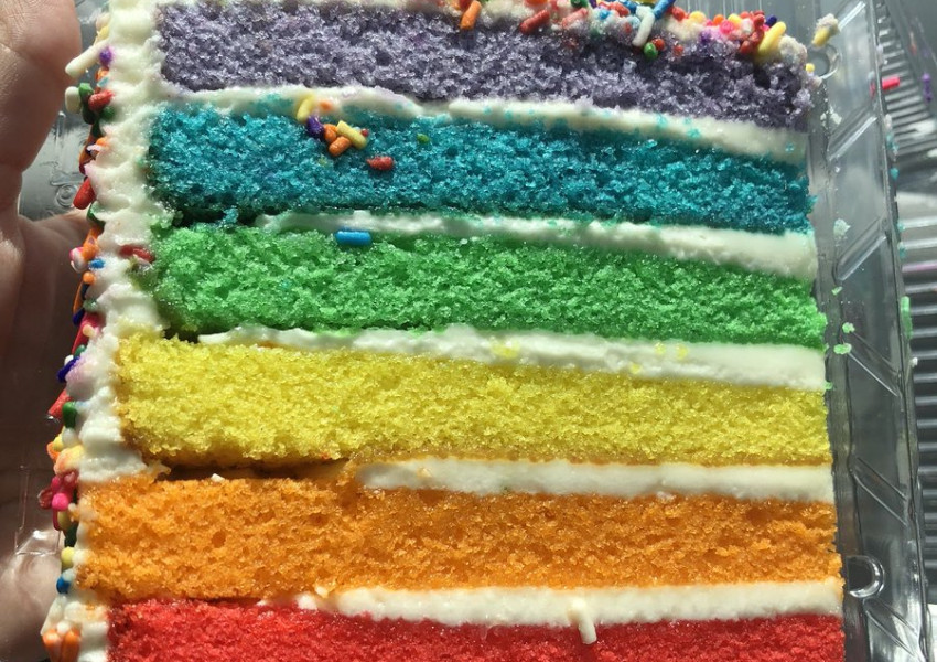 Гей торта скара британското общество