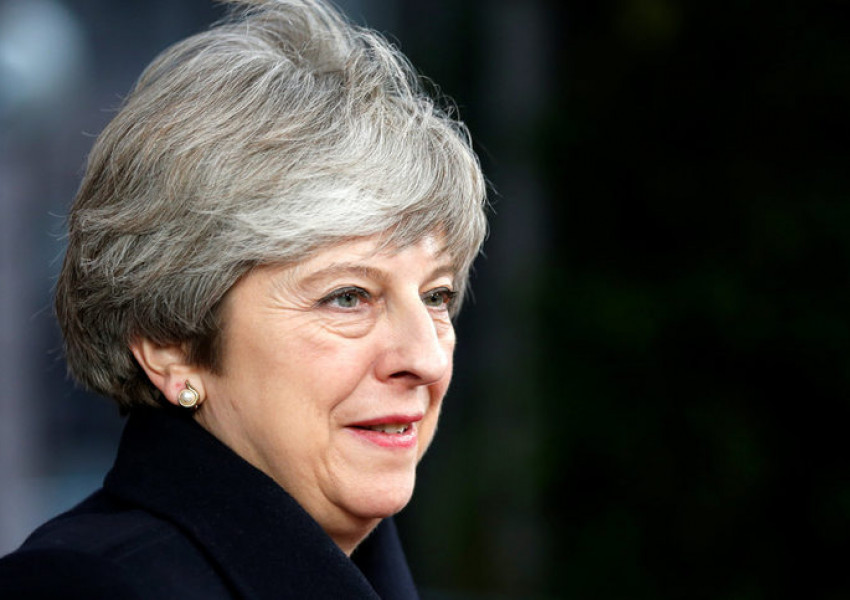 Министерски оставки заплашват Мей