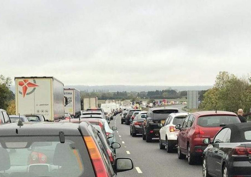 Кола се вряза в насрещното на М40, загинали са трима души 