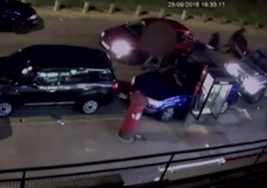 Охранителна камера засне как хулигани пребиват шофьор (ВИДЕО)