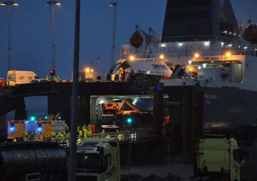 Сериозен инцидент на британско пристанище: четири камиона паднаха от ферибот
