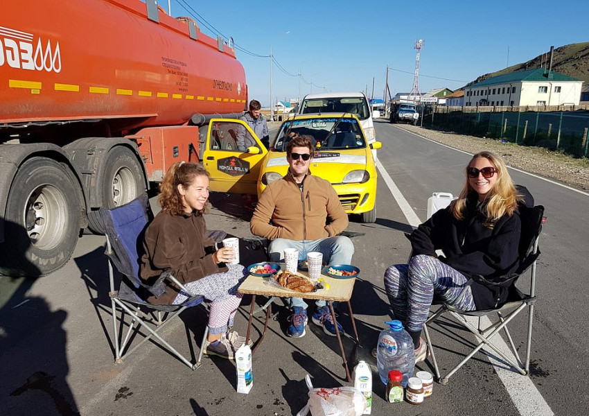 Изумителното пътуване на трима неориентирани англичани и един стар Фолксваген от Лондон до Сибир... през България