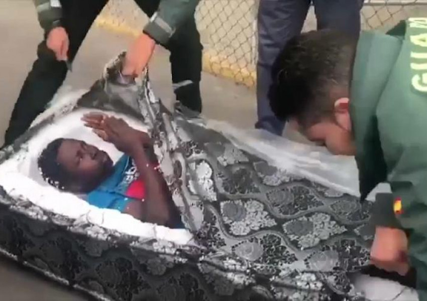 Бежанци се скриха по възможно най-странния начин (ВИДЕО)