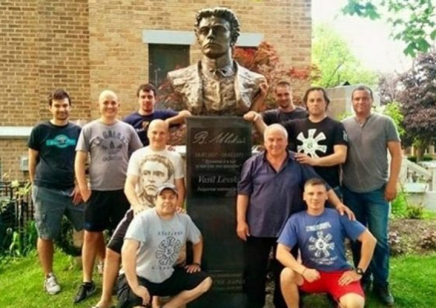 Българи патриоти издигнаха паметник на Васил Левски в Чикаго!
