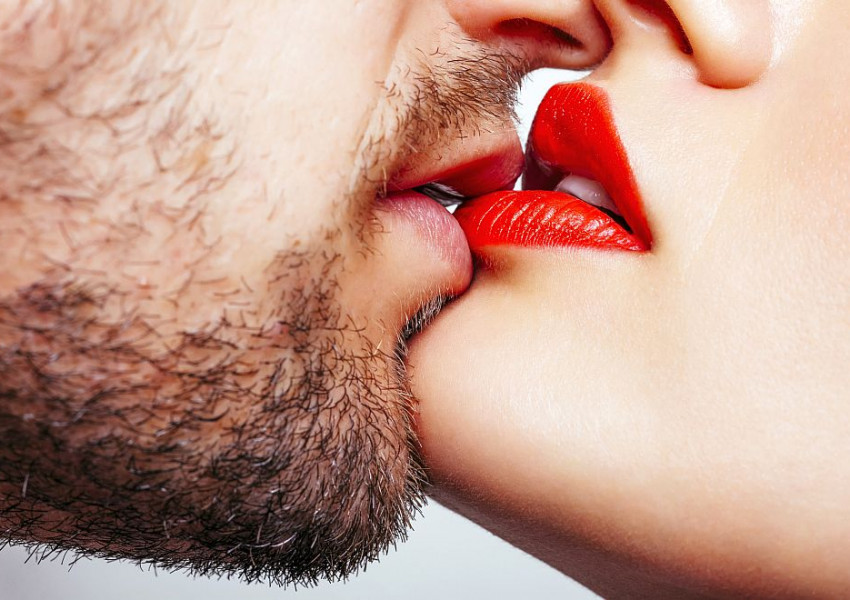 Откъде идва терминът "Френска целувка"?