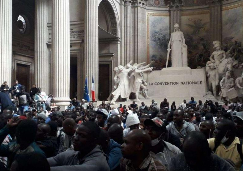  Стотици имигранти обсебиха парижкия Пантеон