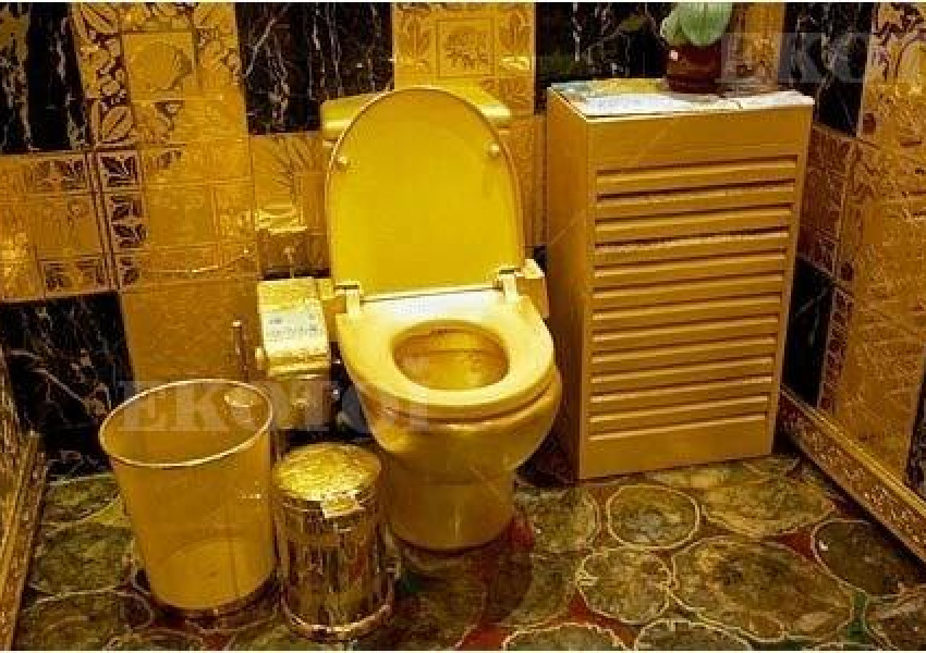 Британската полиция задържа още трима души за кражбата на златната тоалетна на Кателан