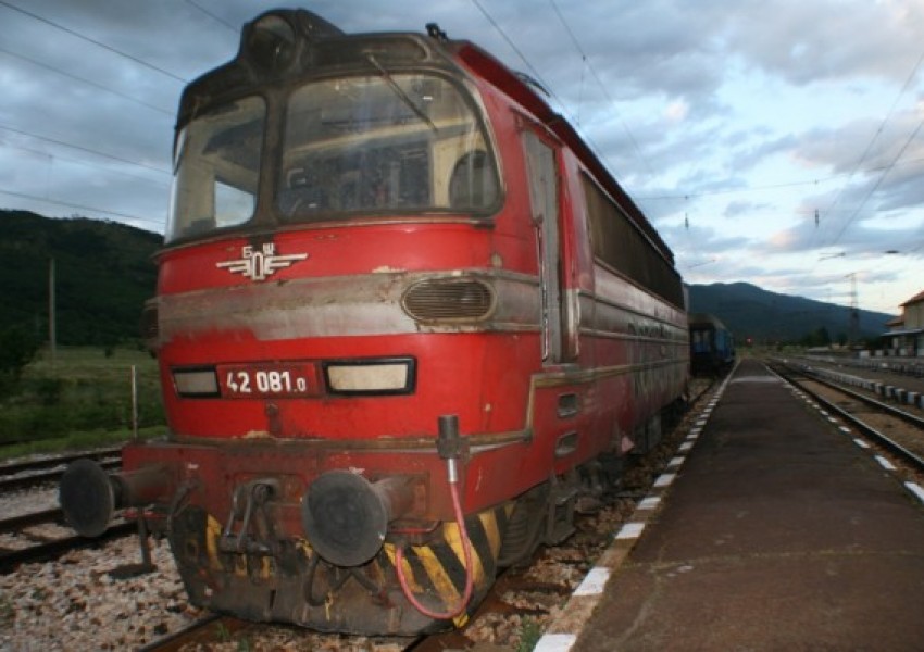 Два влака едва не се сблъскали челно край Стамболийски