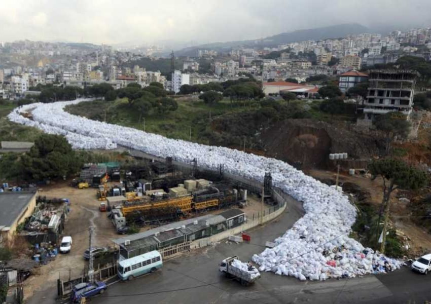 Река от боклук тече в Бейрут (ВИДЕО)