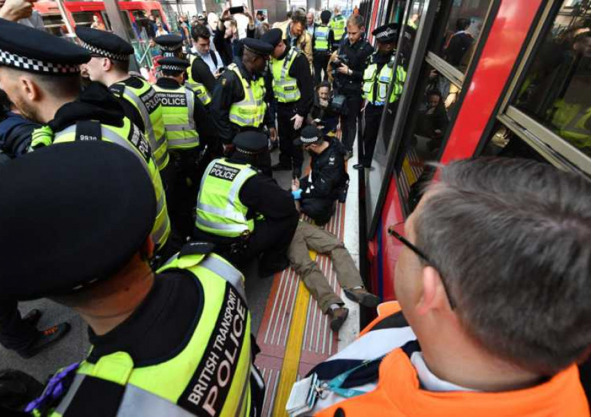 Ужасен инцидент блокира транспорта в Лондон