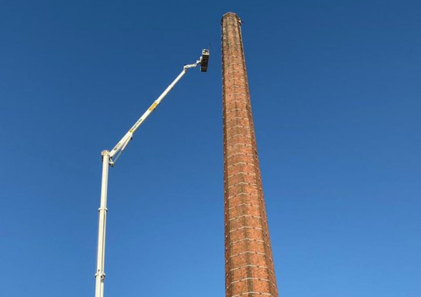 Мъж увисна от 80-метров комин в британски град