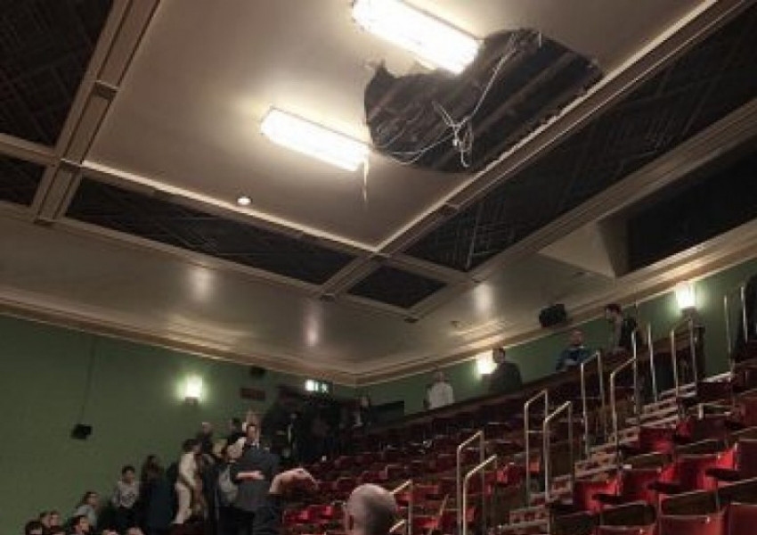 Част от тавана на лондонския театър "Пикадили" рухна по време на представление