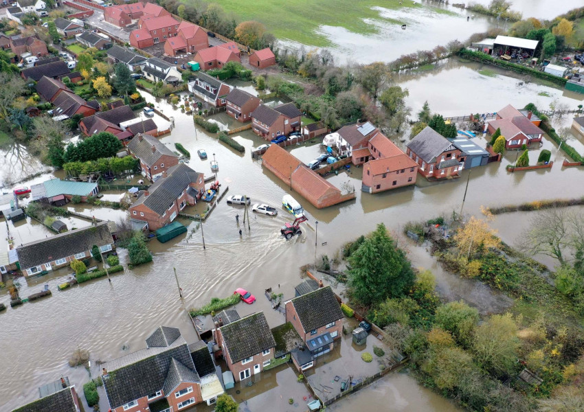 Поройни дъждове наводниха британски села, правителството свиква спешна среща