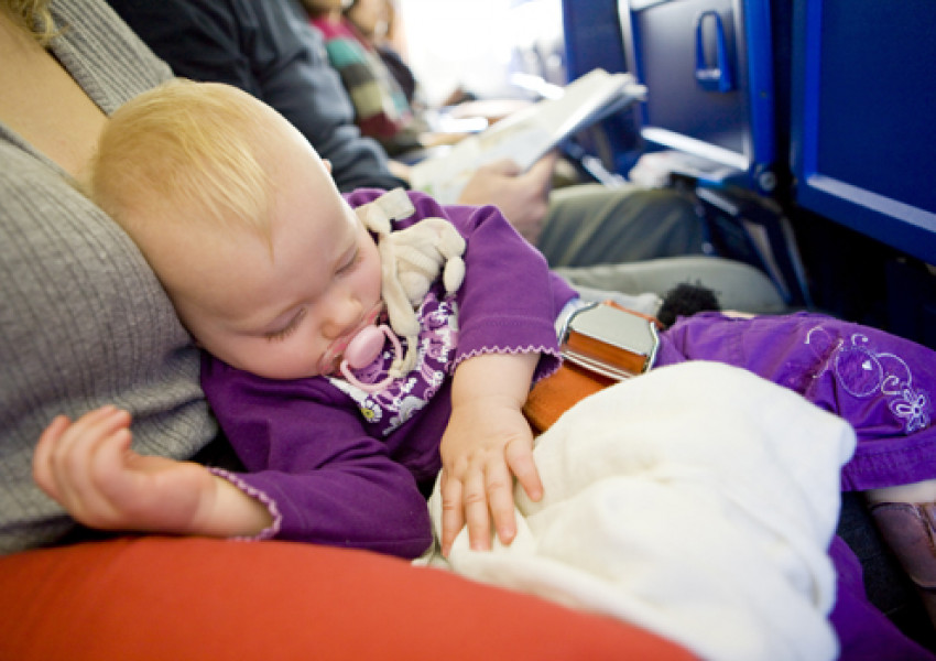 Как да избегнем шумното бебе в самолета?